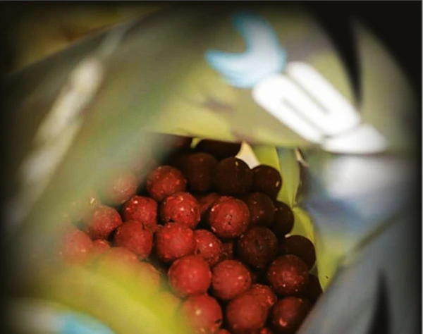 Shimano Isolate RN20 Red Nut Boilie 20mm 3kg 1 Shimano Isolate RN20 Red Nut Boilie 20mm 3kg